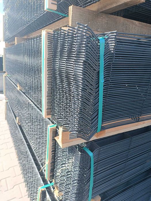 Nowoczesne ogrodzenie panelowe 3D, słupki, podmurówki, obejmy–  MONTAŻ