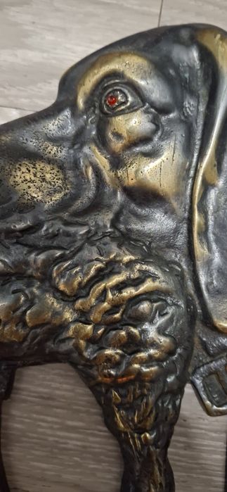 Imagem de cão de caça em bronze