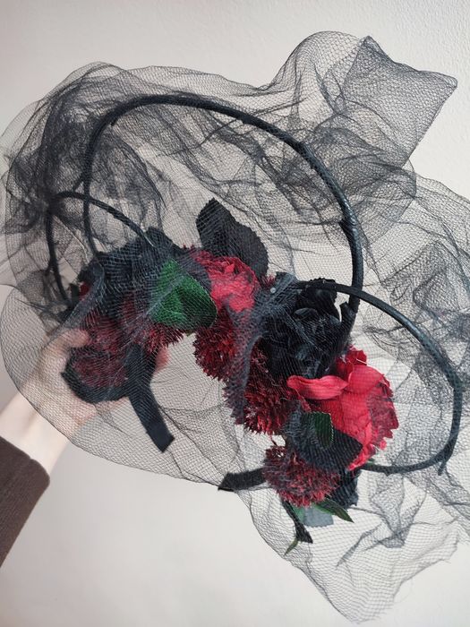 Wianek na opasce handmade gotycki czarne czerwone róże