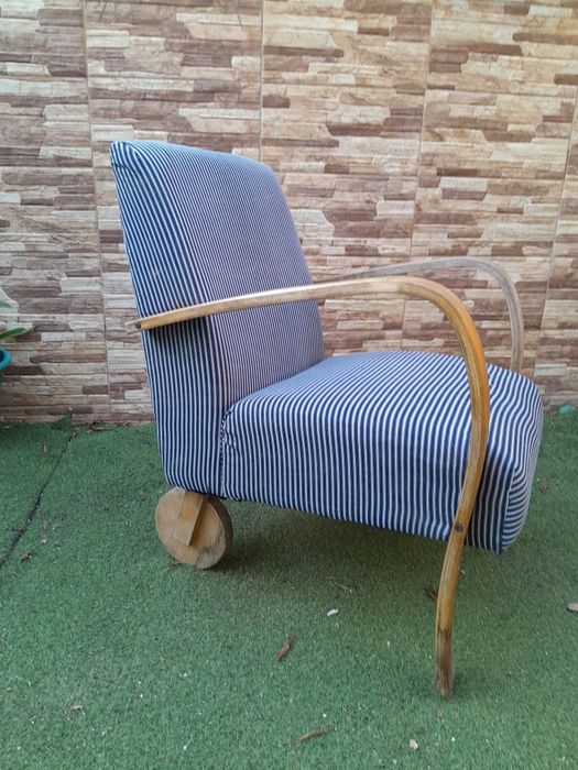 Cadeirão vintage com dus rodas