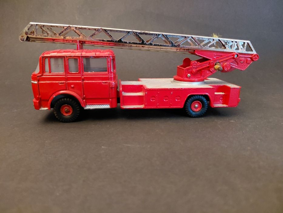 Camião dos Bombeiros Berliet GBK6 Dinky Meccano