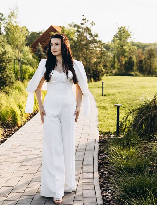 Продам костюм-трійку білого кольору