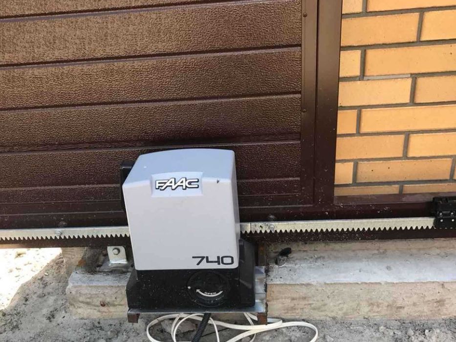 Автоматика для відкатних воріт, Привод на ворота, Двигун для брами