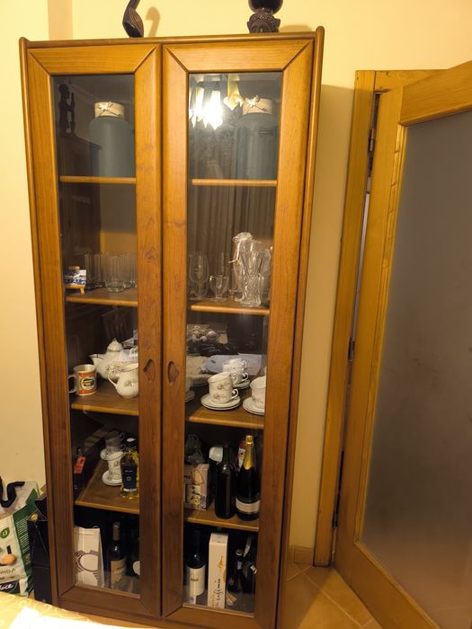 Armário de Pinho Tratado com Portas de Vidro – Excelente Estado