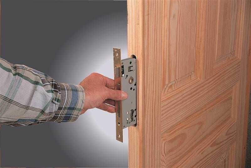 Врізка та встанавлення замків