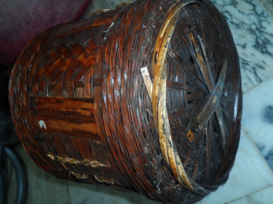 Conjunto de tres cestos, vasos em palhinha , vime