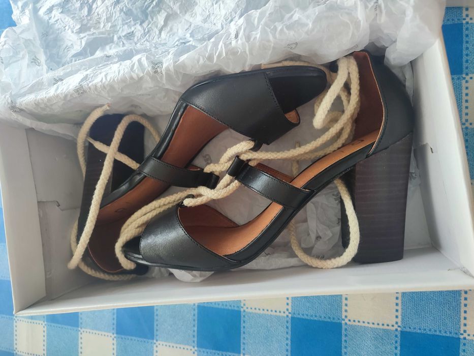 Socas e sandálias de mulher. Tamanho 38