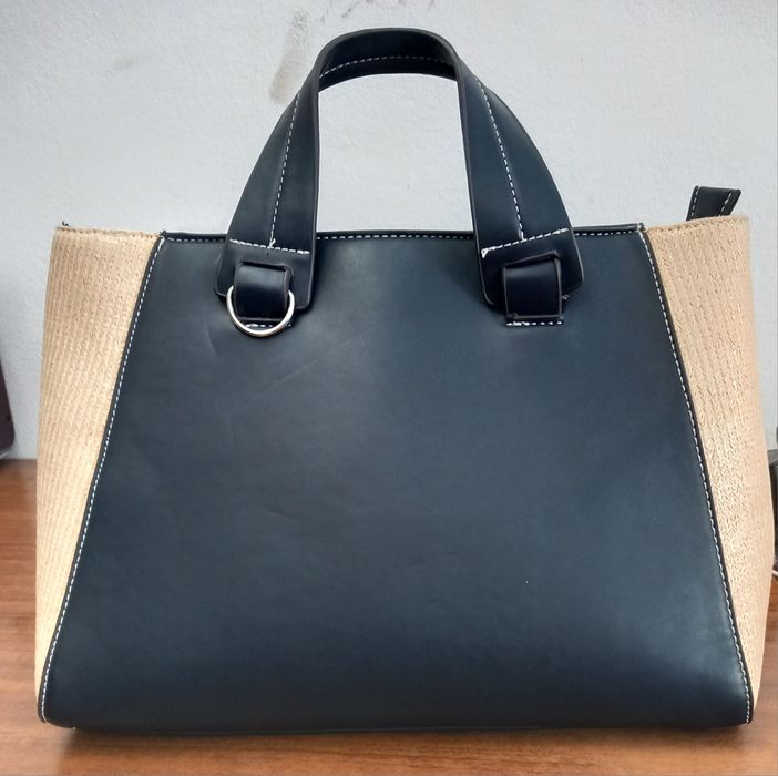 Mala de senhora azul.