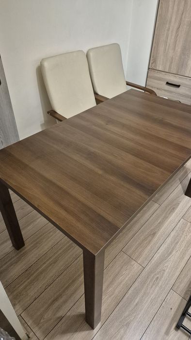 Solidny stół rozkładany o rozmiarach 140 x 80  po rozłożeniu 180 cm. Stół solidny z blatem o grubości 3 cm. Nieuszkodzony..