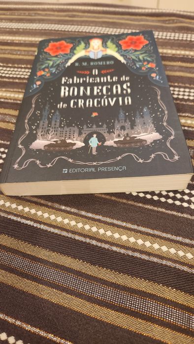 Livro Fabricante de bonecas de Cracóvia, de R M Romero