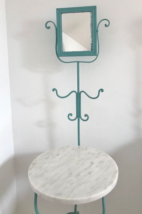 Mesa de ferro e pedra antiga