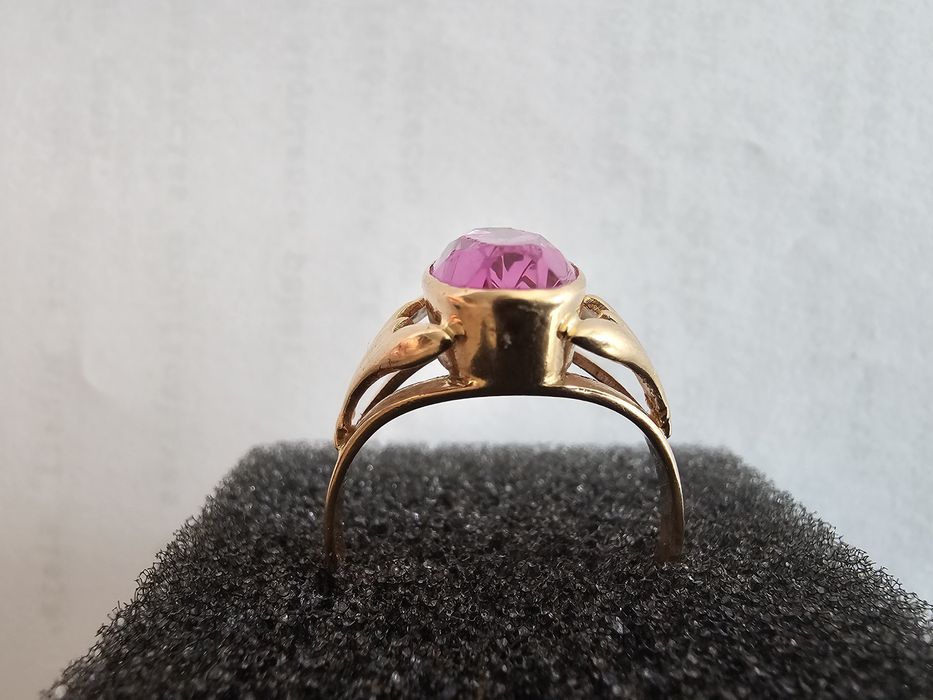 Anel ouro com pedra rosa