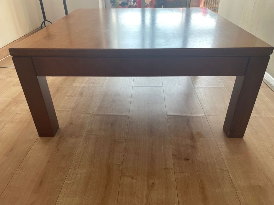 Mesa de centro maciça.