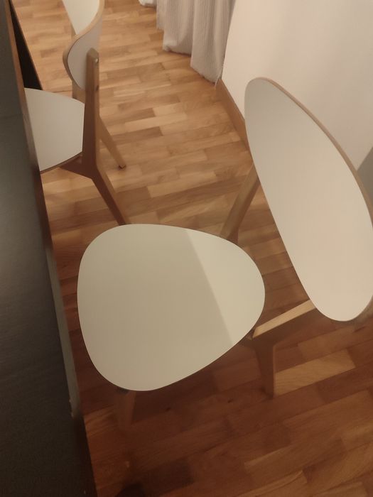 Vendo mesa e cadeiras