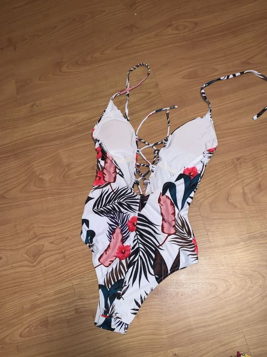 Fato de banho aberto nas costas