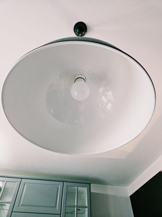 Czarna duża lampa kuchenna industrialna
