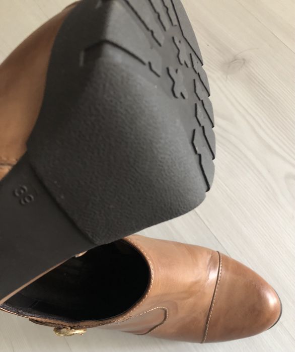 Botins castanhos em pele “In Shoes”