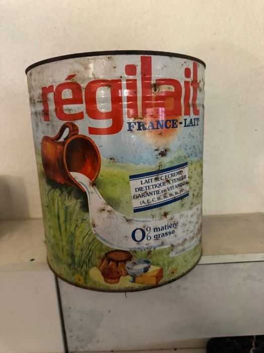 lata de metal vintage de leite em pó desnatado da marca Régilait, produzida em França.