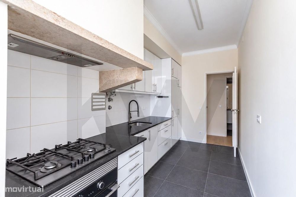 T2 renovado com varanda na Estrela | 2.300€/mês