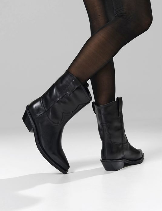 Взуття жіноче козаки