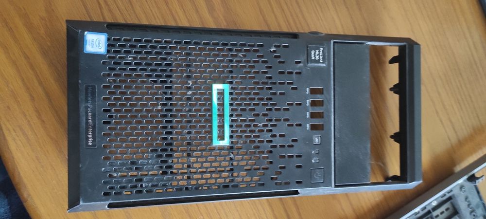 HP Proliant ML310e gen9 Panel przedni.