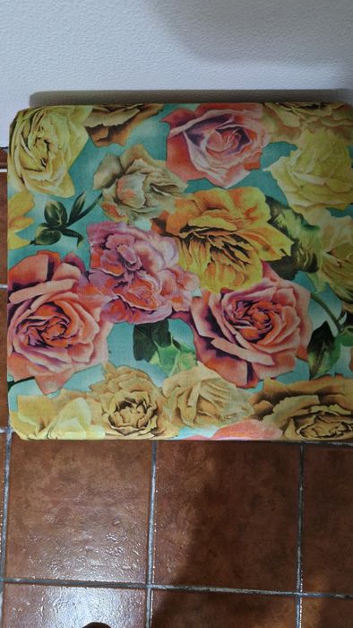 Puff estofado com flores