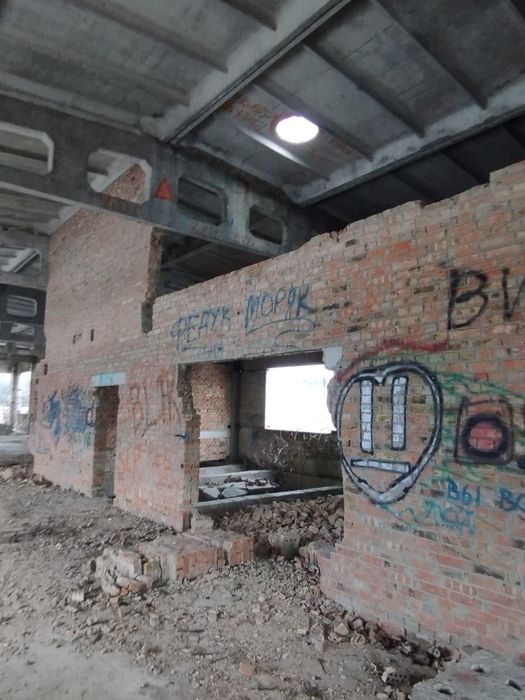 Продам капітальну будівлю  з великою територією!