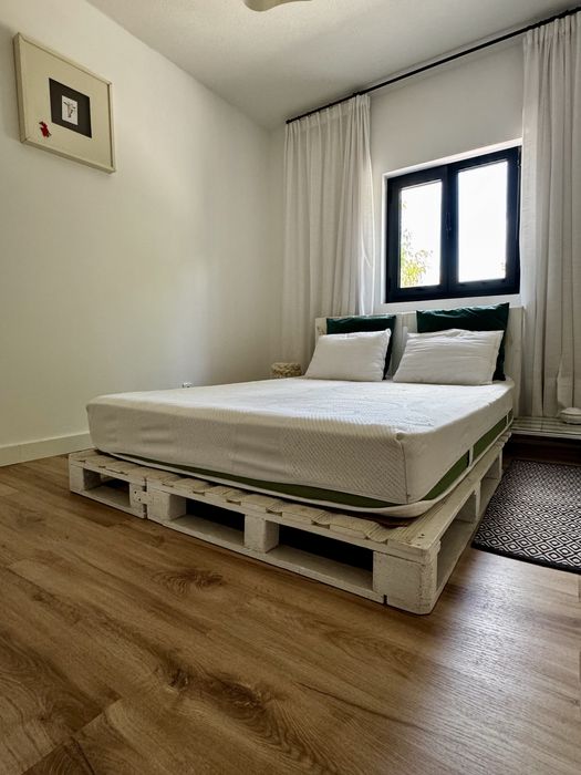 Cama e colchão de casal