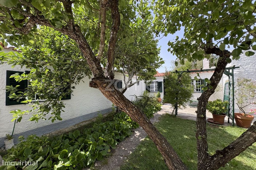 Moradia com logradouro, área total de 520m2 nas Raposeiras/Sintra
