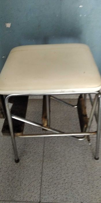 Banco almofadado c sistema escadote incluído ate uma altura de 80 cm