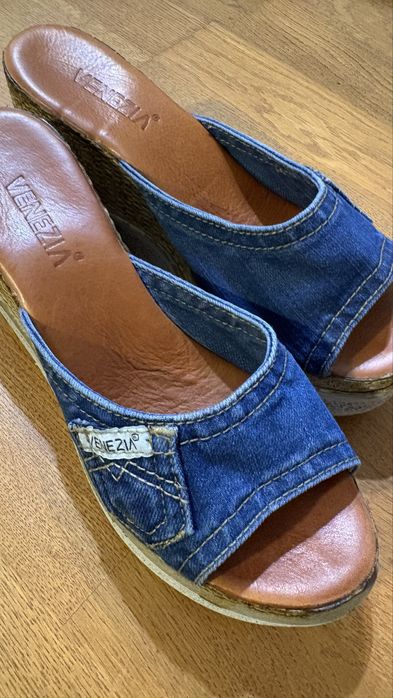 Venezia. Jeandowe klapki na koturnie