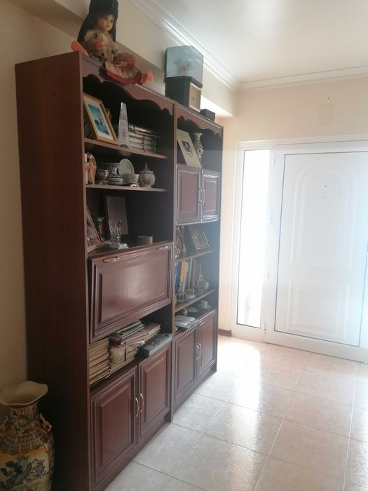 Móvel com arrumos e estantes