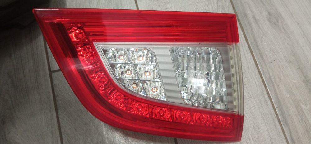 Peugeot 508 kombi tylna tył prawa lewa lampa led