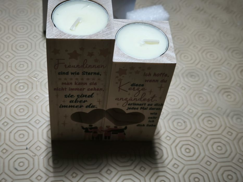 Cubos em madeira com velas com mensagem de amor