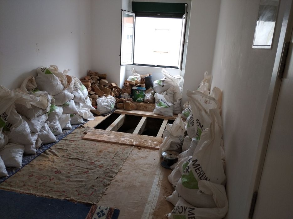 Remoção de entulhos, demolição e móveis lixo e sucata