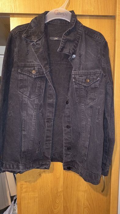 Czarna kurtka dżinsowa