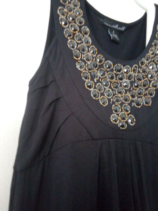 Vestido preto com  decote decorado