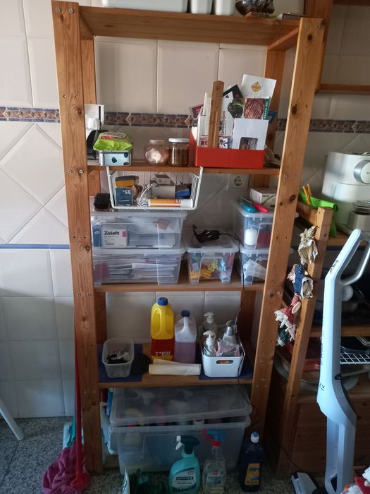 Móvel em madeira maciça