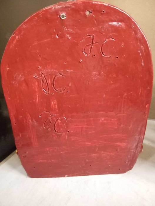 Altar com formato de alminhas para adoração de Cristo na Cruz