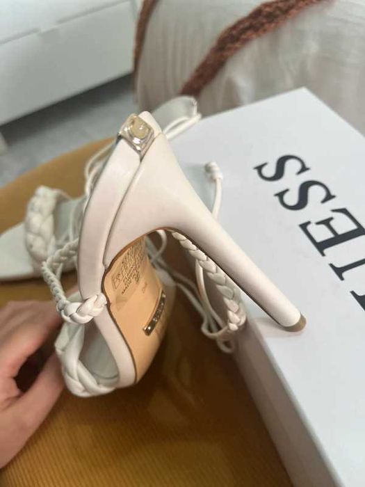 Sandalárias brancas GUESS