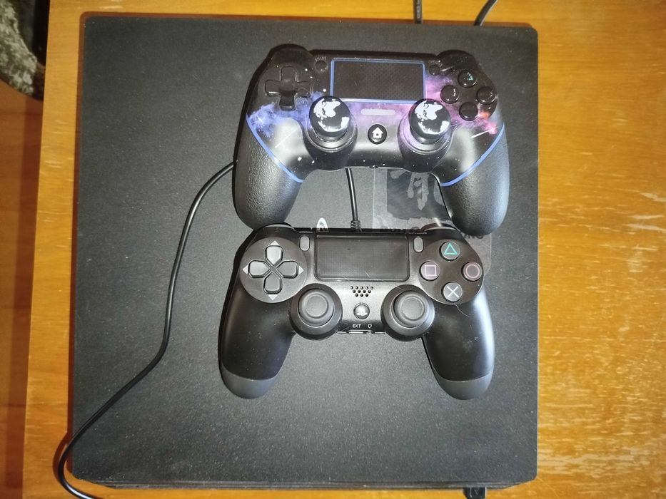 Pacote PS4 Pro 1TB - 2 Comandos + 3 Jogos