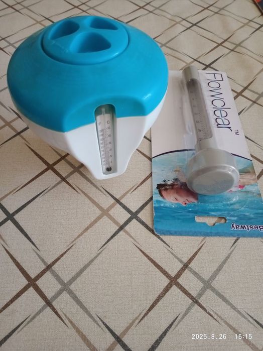 Pływający dozownik chloru i termometr basenowy