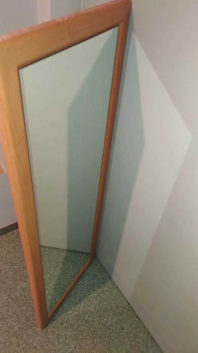 Lustro w obudowie z regulowanymi uchwytami