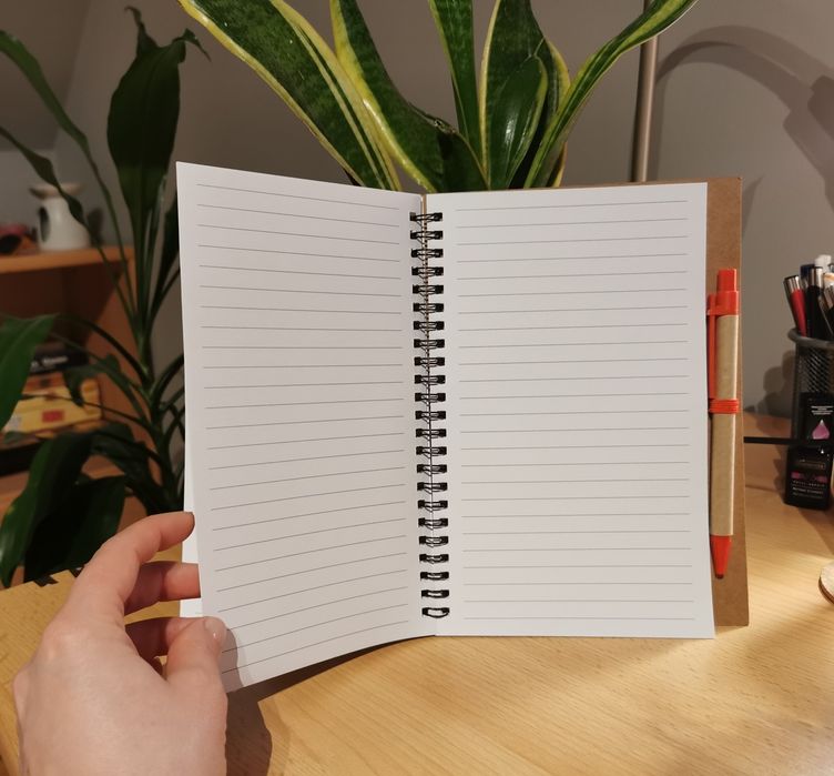 Notesik z długopisem eko w linie NOWY