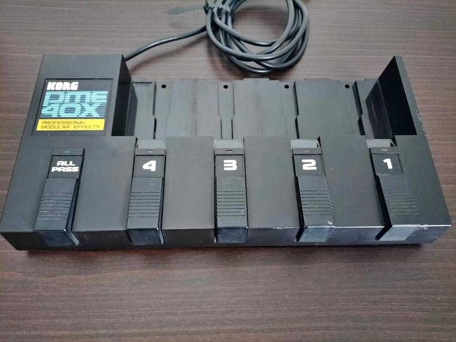 Pedaleira Korg PME-40X com módulo Chorus incluído - analógico / Japão / 80s