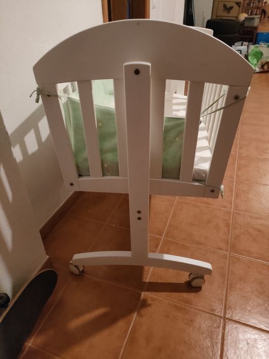 Berço branco com rodas e acessórios