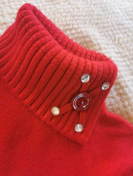 Bardzo ciepły czerwony golfik z cekinami i guzikami