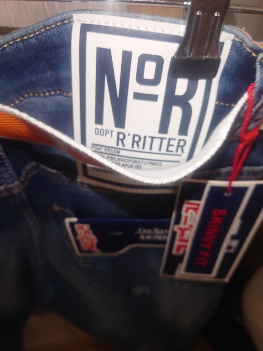 Dżinsy z paskiem skiny