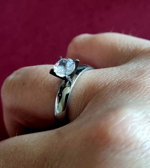 Anel solitário, prateado, em aço inoxidável. T18