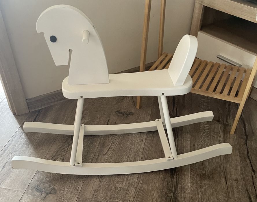 Drewniany konik na biegunach biały